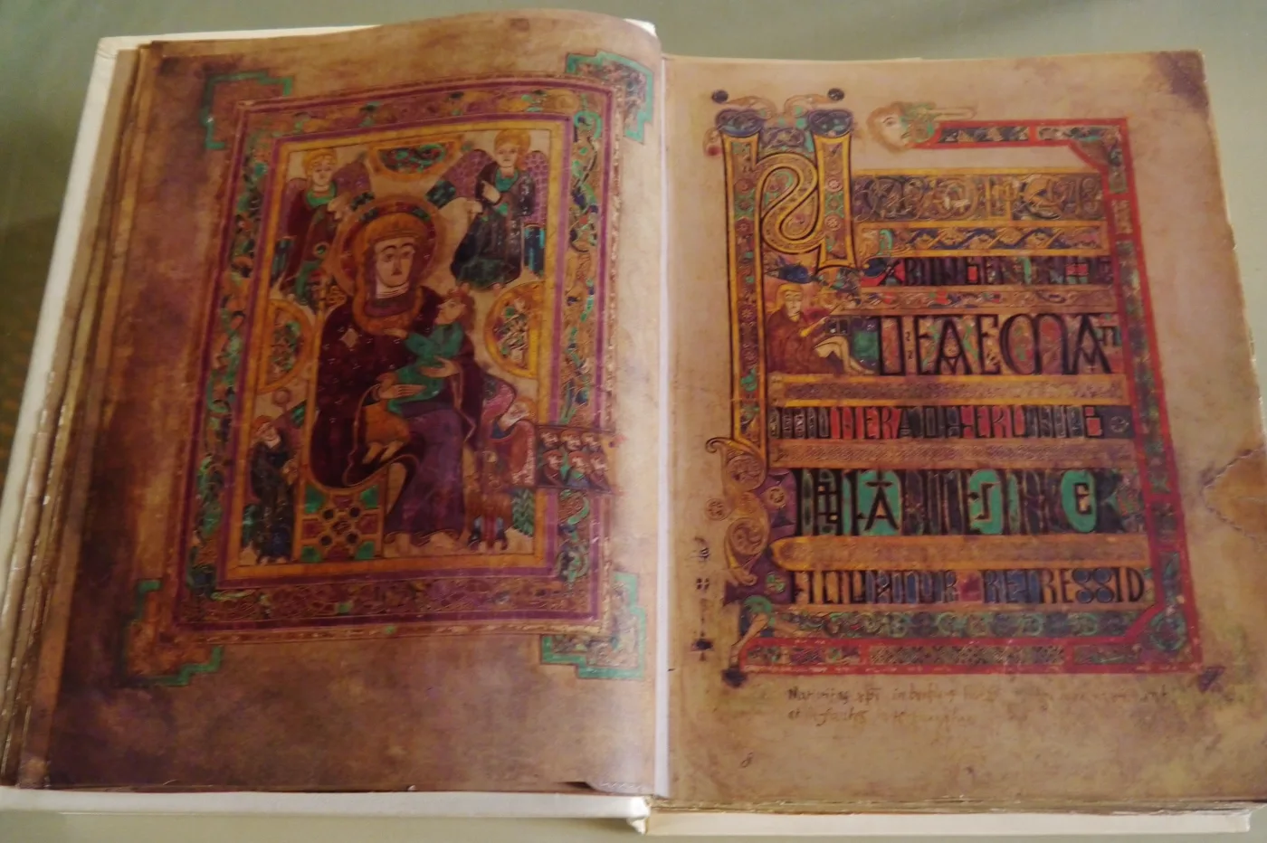 วิทยาลัยทรินิตีและหนังสือเคลส์ ดับลิน