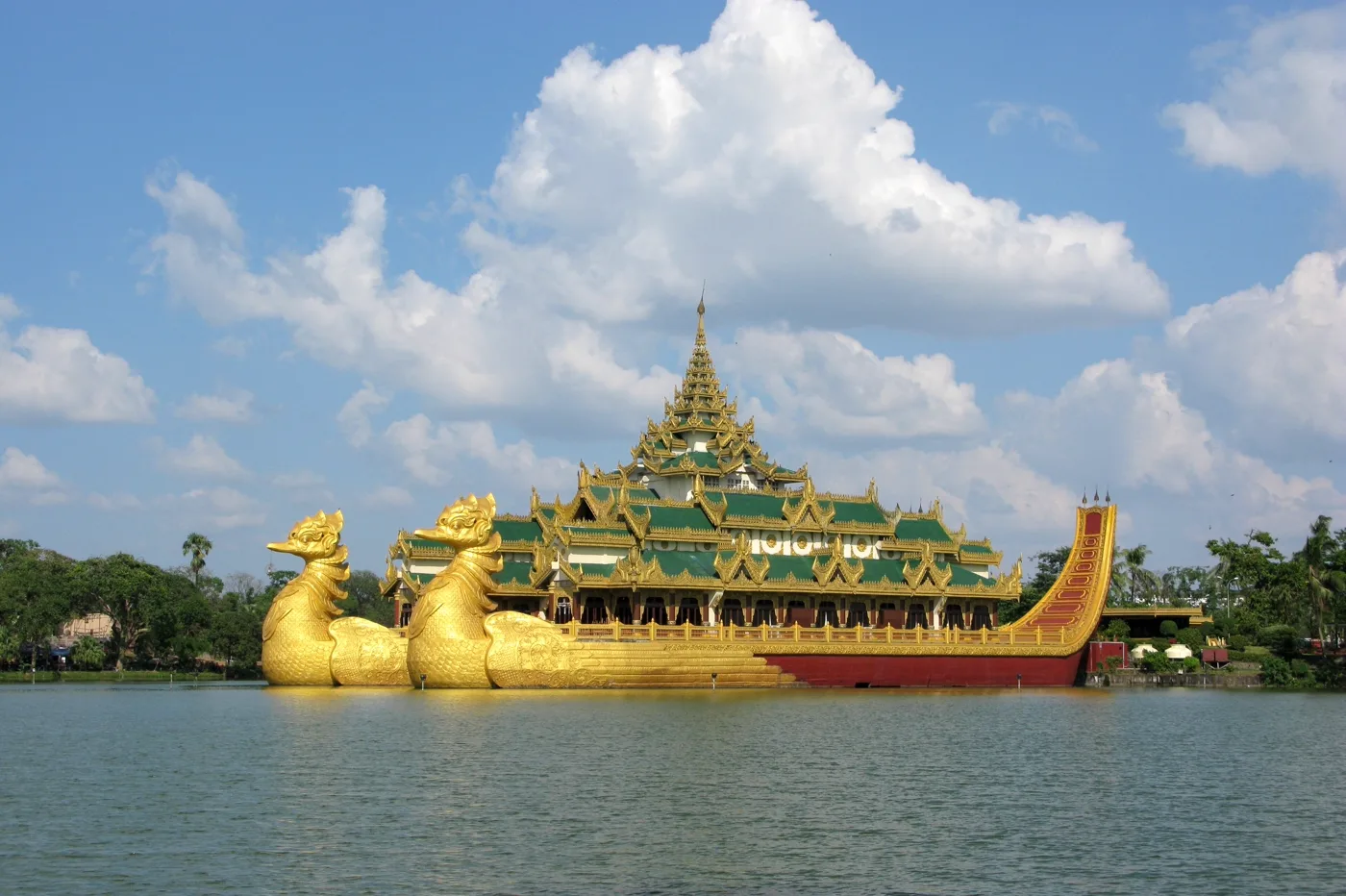 พระราชวังกะระเวก ทะเลสาบกันดอจี ย่างกุ้ง